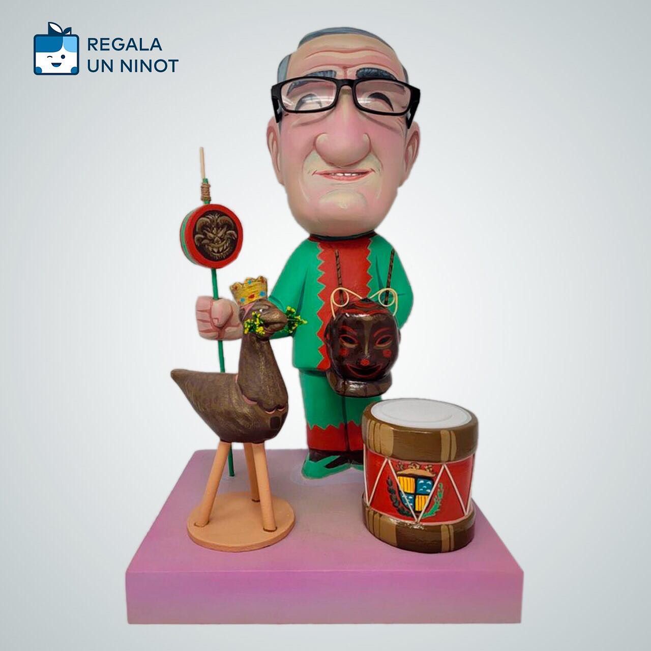 ninot-avi-fester-de-la-patum-de-berga-regala-un-ninot